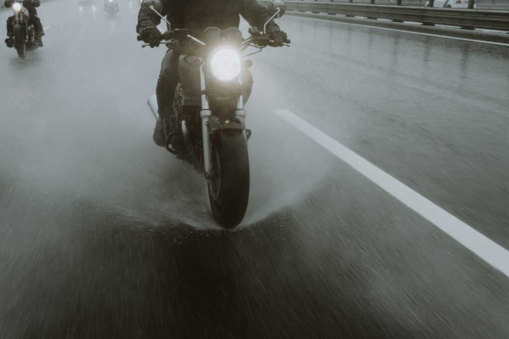 Dicas para andar de moto na chuva